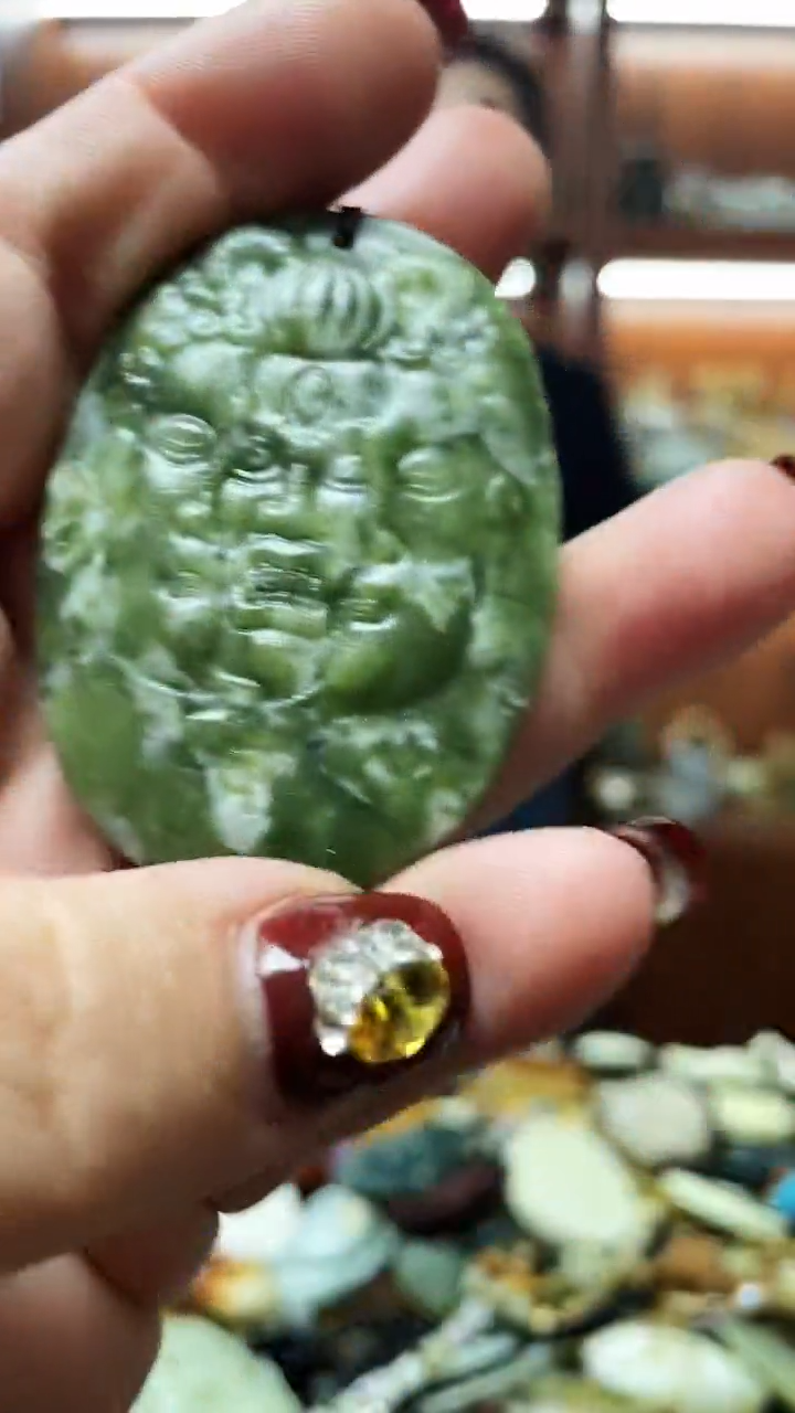 未镶嵌蛇纹石玉吊坠     