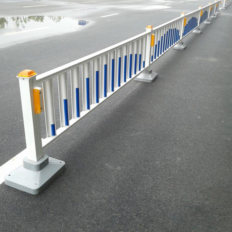 市政道路护栏京式隔离栏锌钢防撞栏城市交通人行道蓝白防护栏厂家