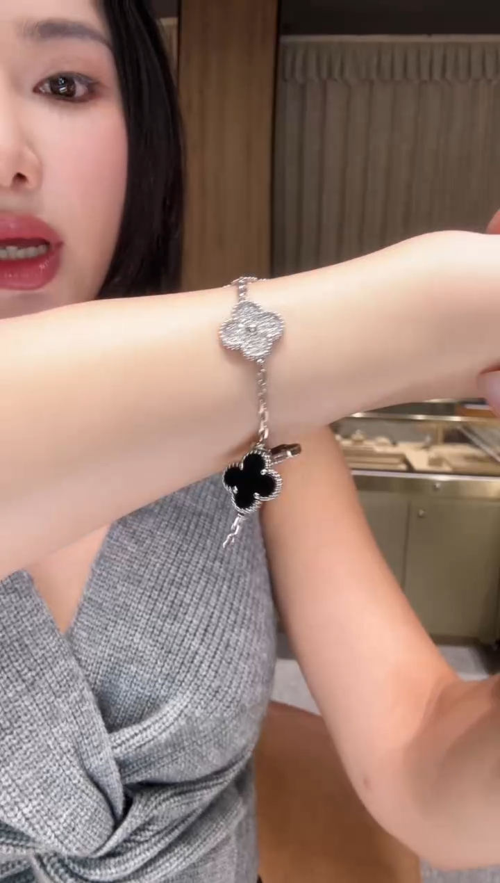 手链18K金镶嵌钻石熊猫