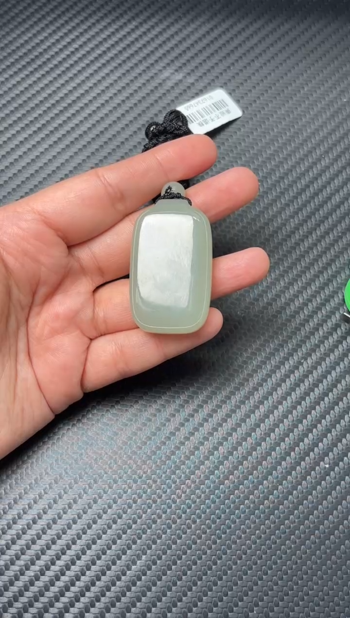 吊坠(赠链)未镶嵌和田玉且末近矿微色差吊坠m