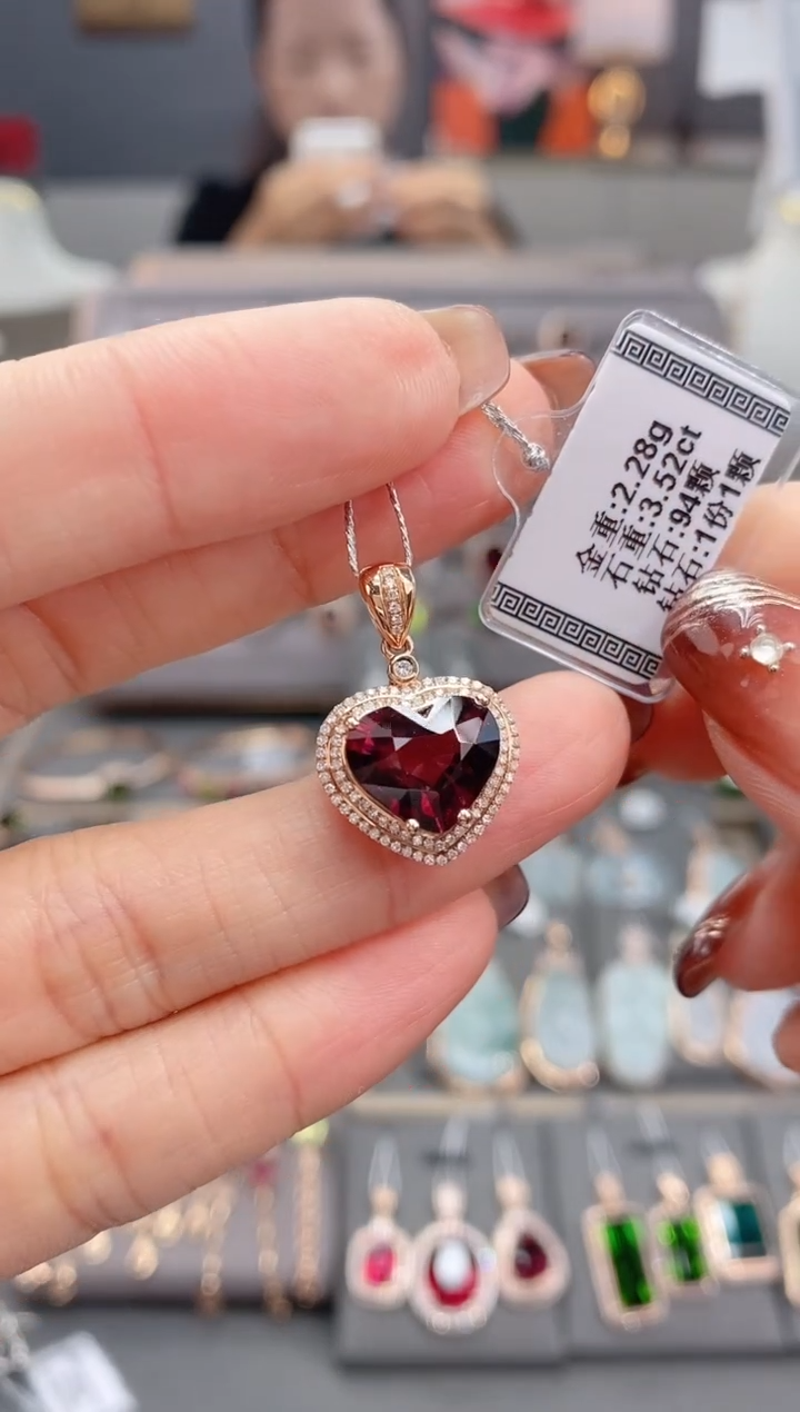 颈饰18K金镶嵌碧玺3.52