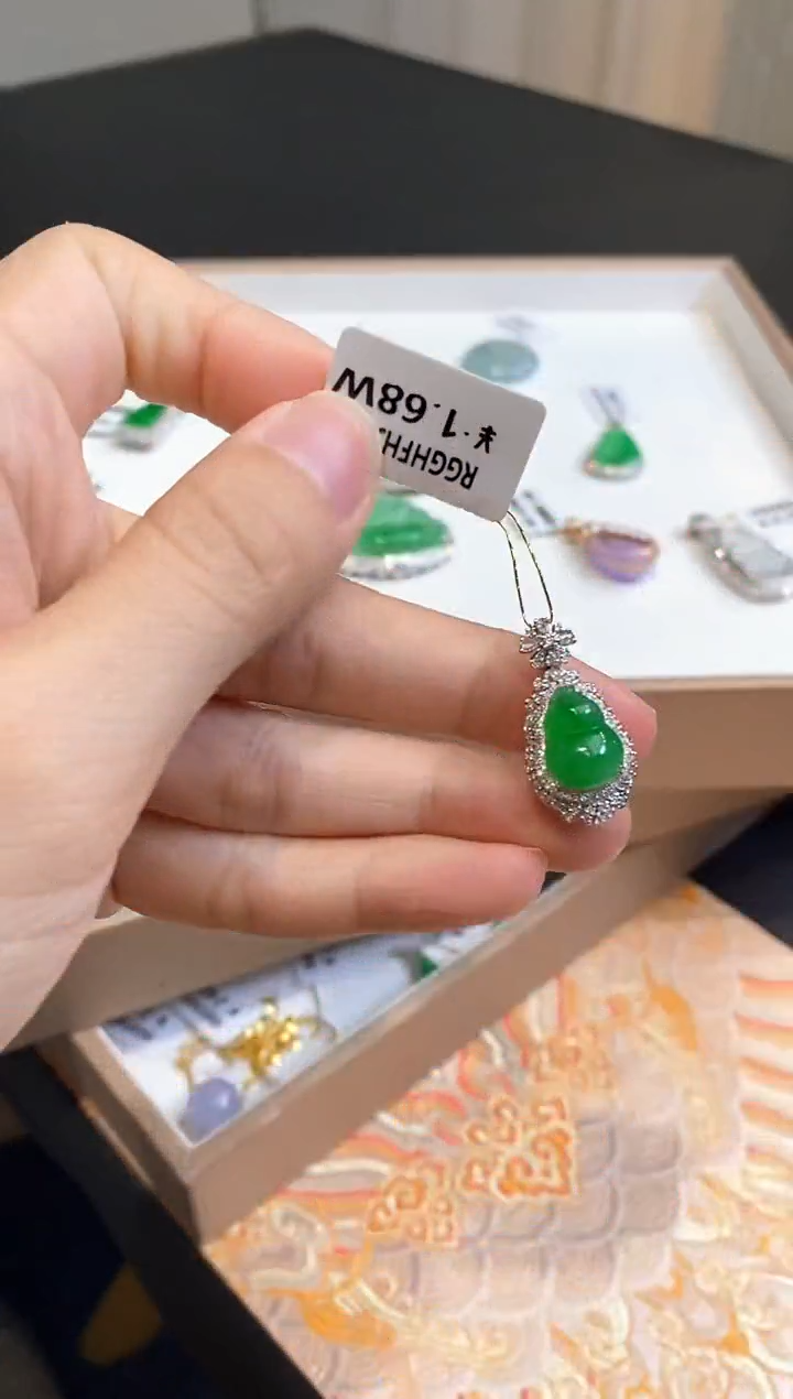 【闪购商品】翡翠18K金镶嵌颈饰葫芦