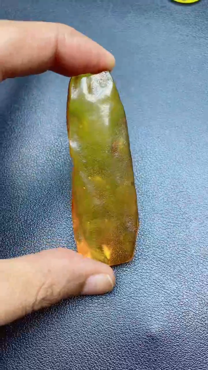 未镶嵌定制琥珀现场雕刻