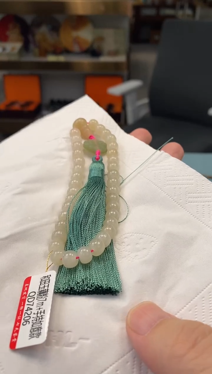 和田玉未镶嵌颈饰手持