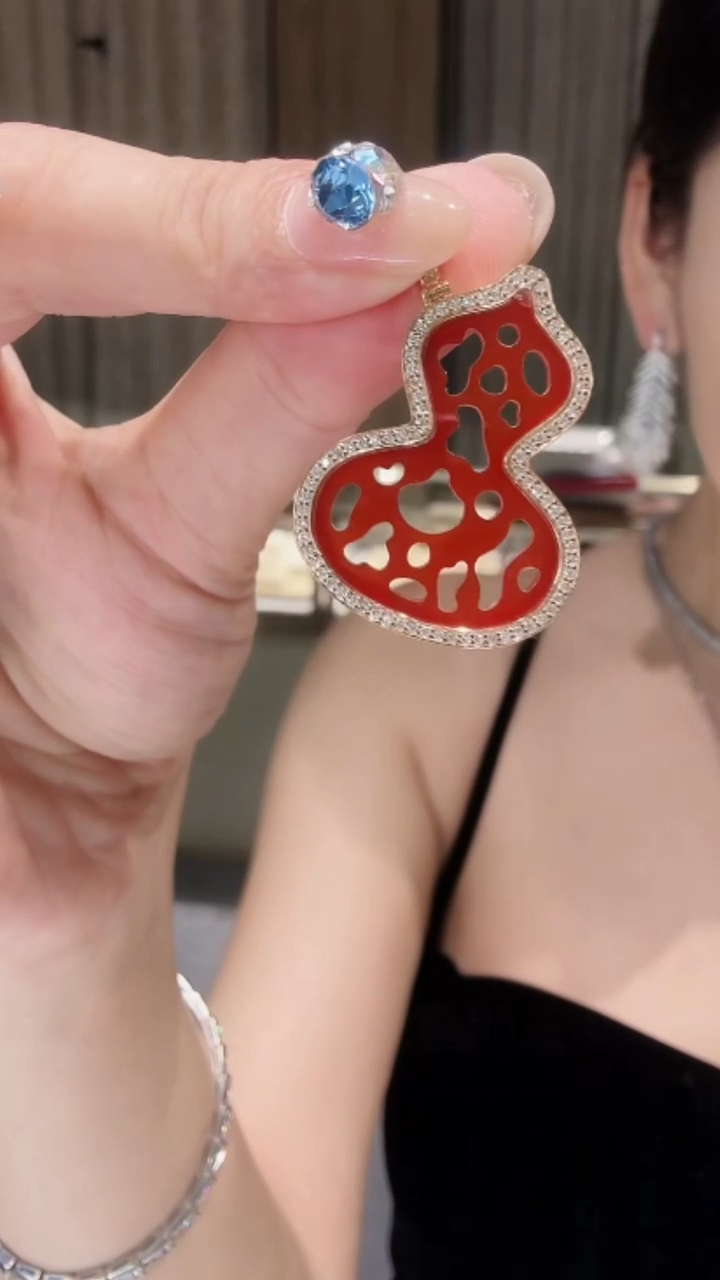 18K金镶嵌吊坠（不含链）钻石葫芦