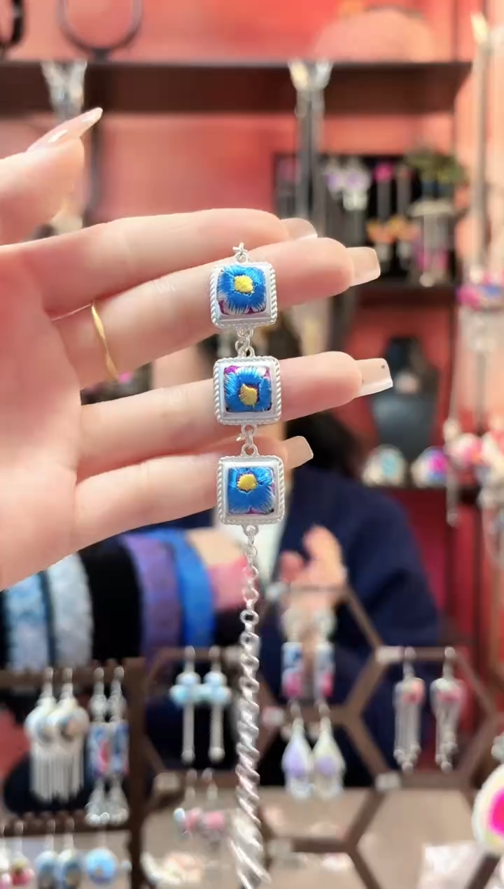 织绣云织谣民族风精美饰品 502