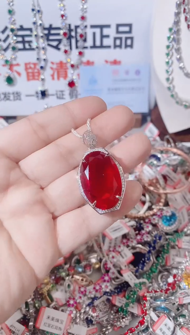 颈饰未镶嵌红宝石  