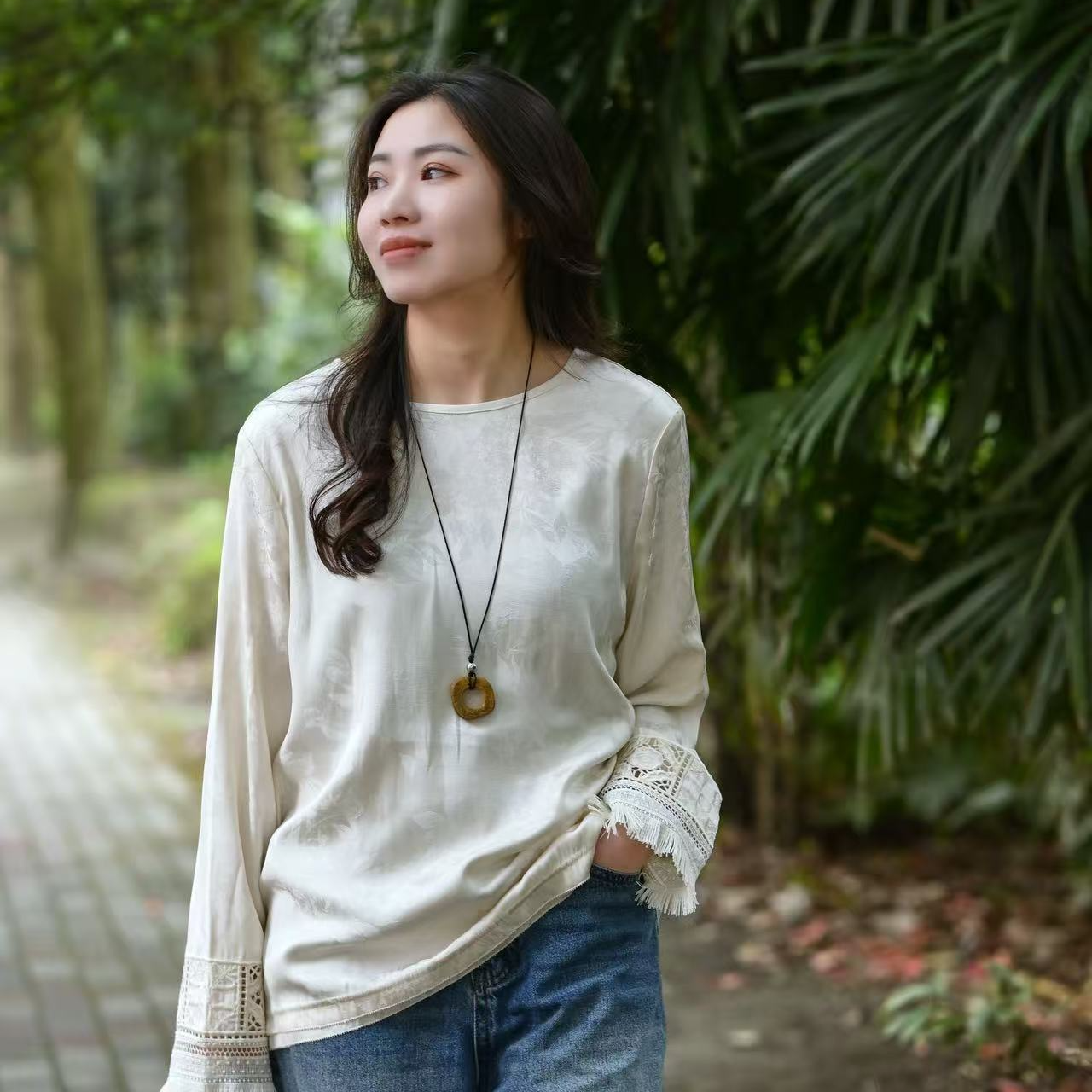 谢美丽-精选印花流苏镂空袖口T恤