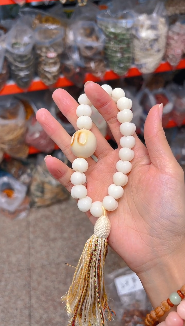 吊坠菩提根/象牙果白色屁桃手持 兔子
