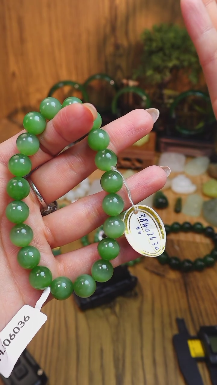 【闪购商品】和田玉手串未镶嵌俄料碧玉果绿色猫眼卡10mm