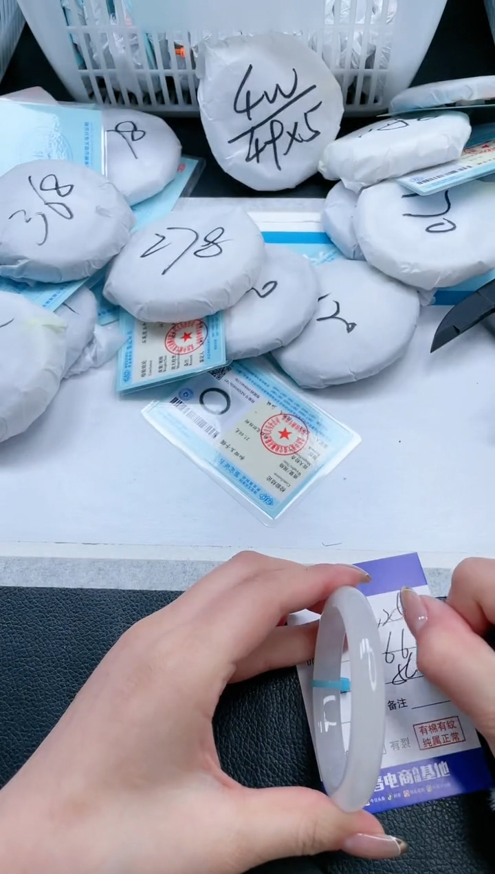 【闪购商品】石英质玉手镯未镶嵌21V254-54