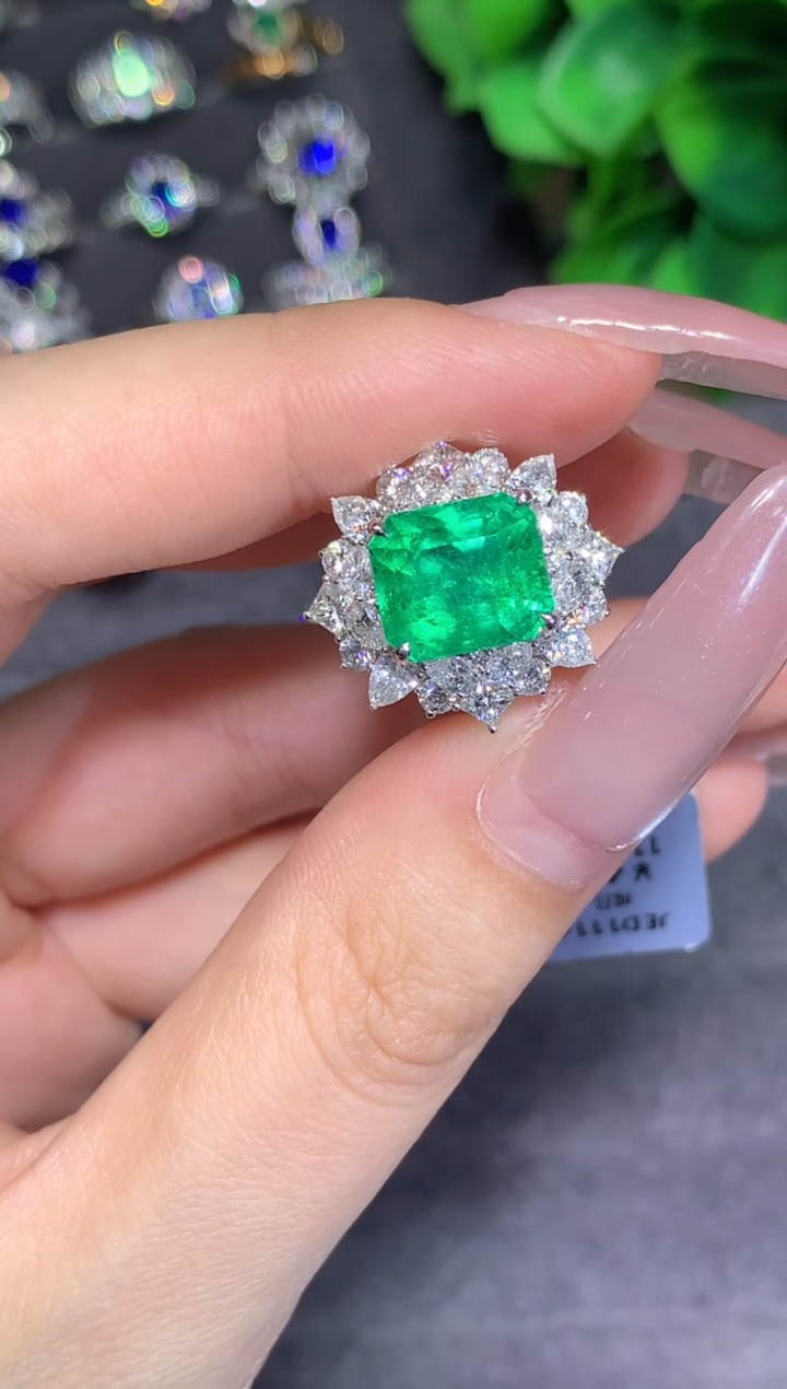 18K金镶嵌戒指祖母绿4.07CT