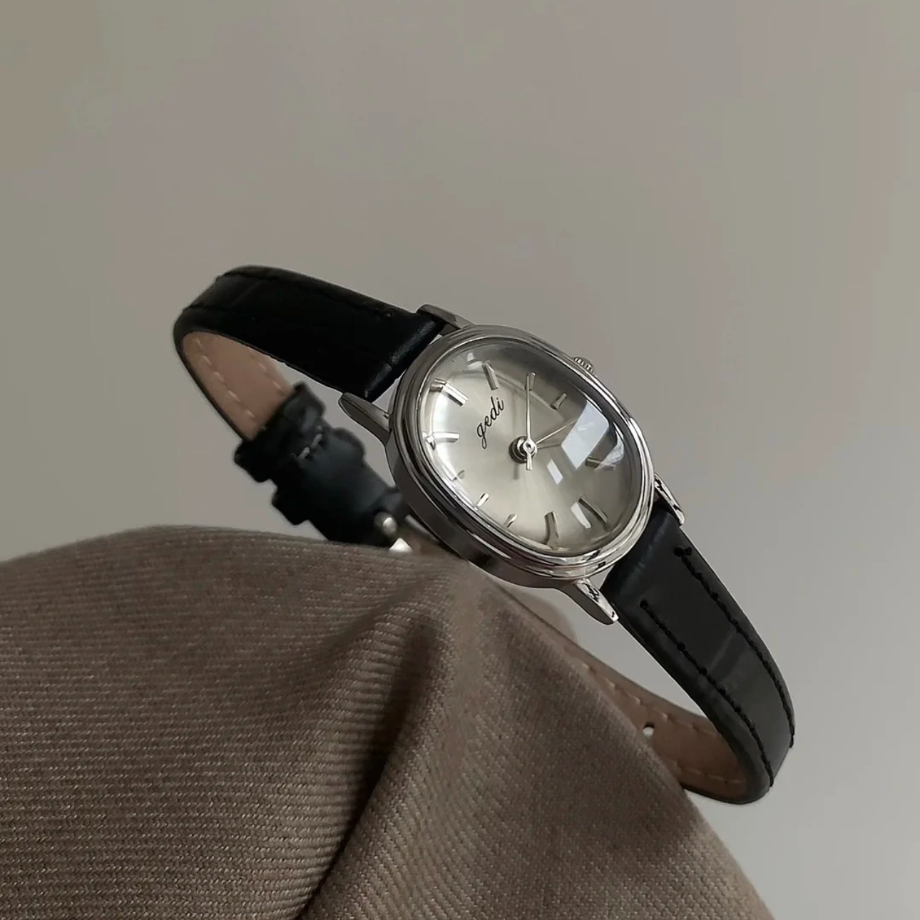 小银豆皮带表女黑灰高级椭圆盘通勤气质轻奢时尚女士手表腕表精致