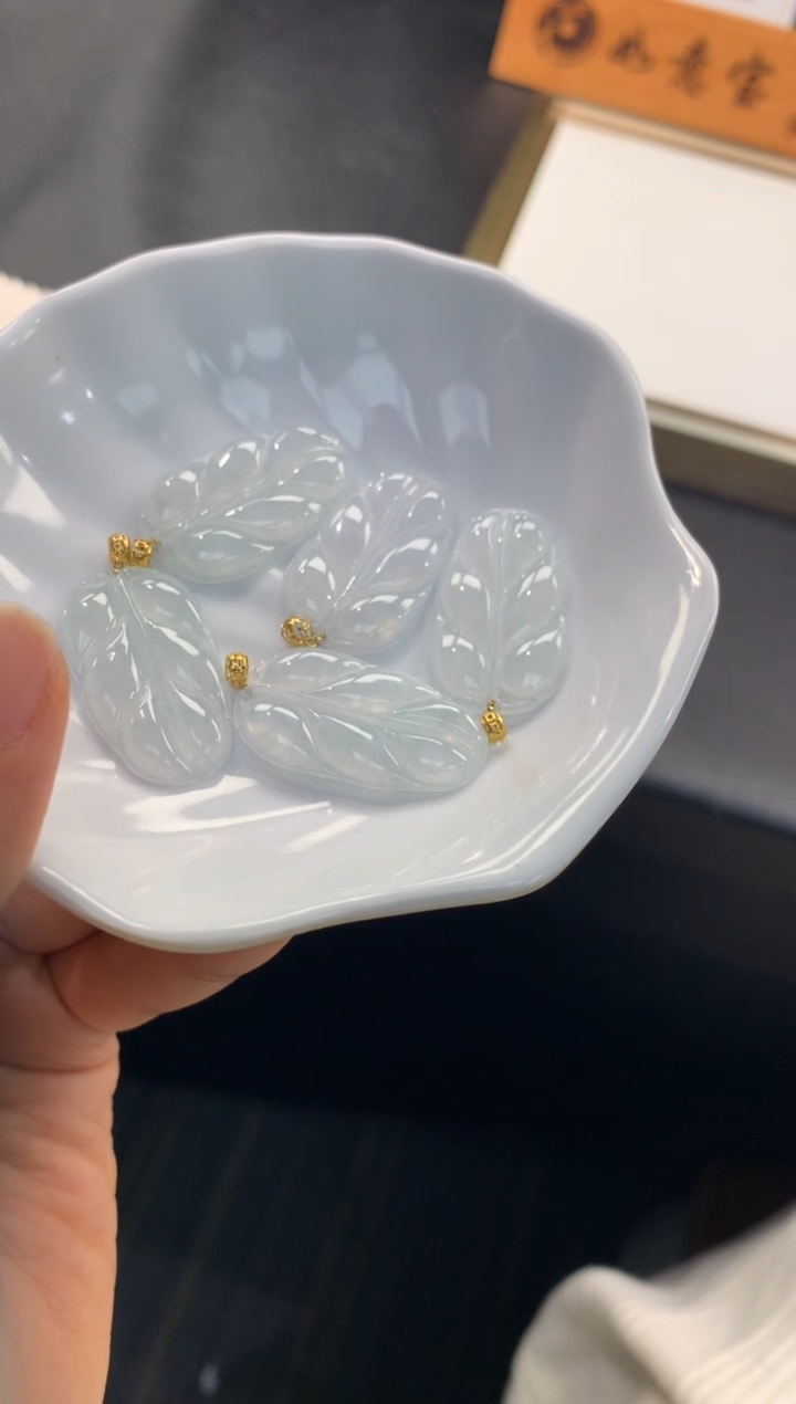 【闪购商品】翡翠吊坠(赠链)18K金镶嵌FA34 叶多样性发其一赠皮绳