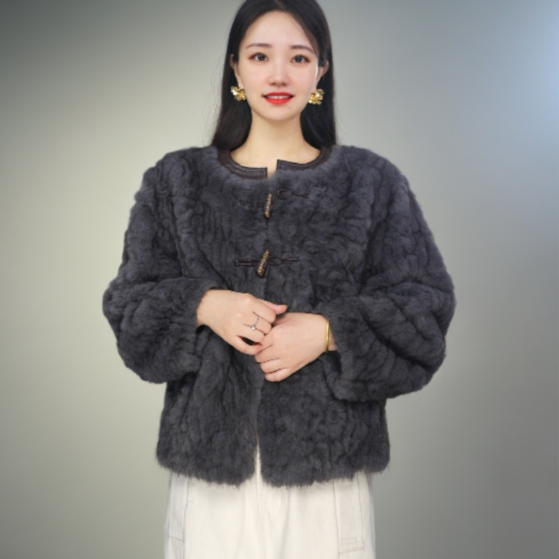 老钱风圆领冬季女短外套通勤风弯刀袖牛角扣毛毛保暖外套千金风