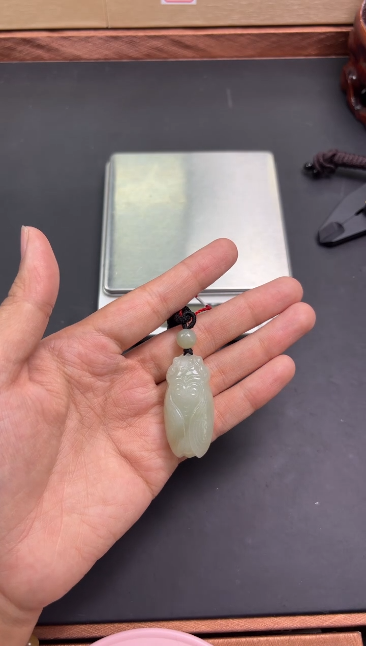 【闪购商品】和田玉吊坠(赠链)未镶嵌且末微色差近矿吊坠