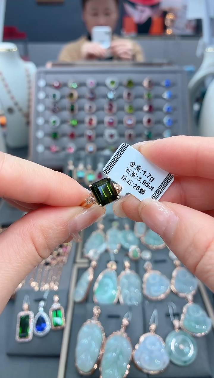 18K金镶嵌戒指碧玺3.95  