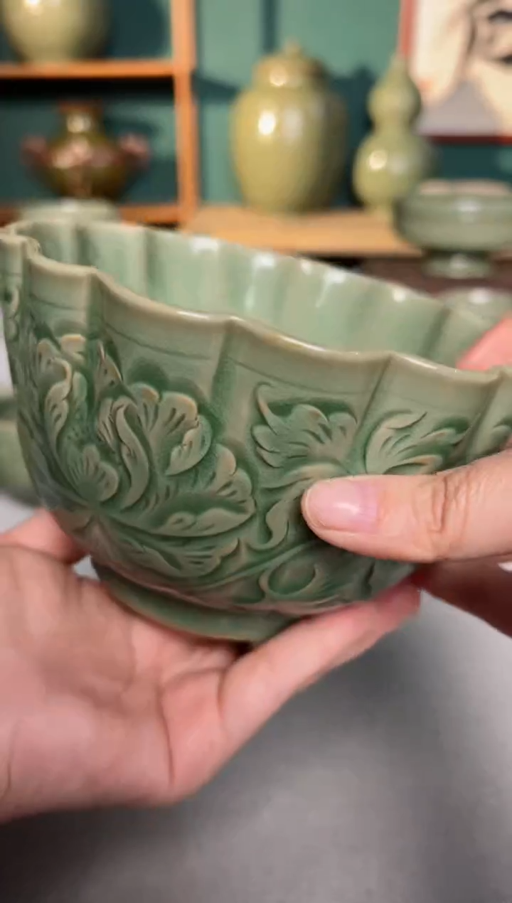 【闪购商品】其他纯手工秘色缠枝牡丹十四曲纹花口碗