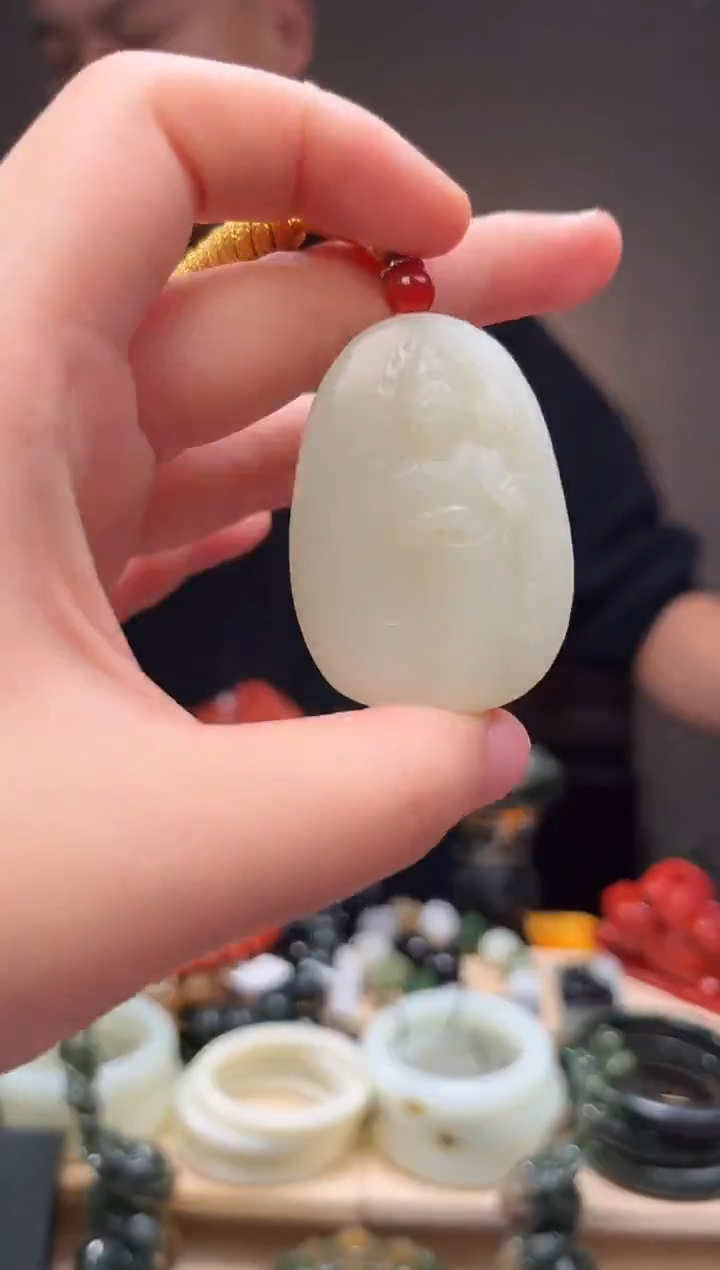 颈饰未镶嵌和田玉吊坠