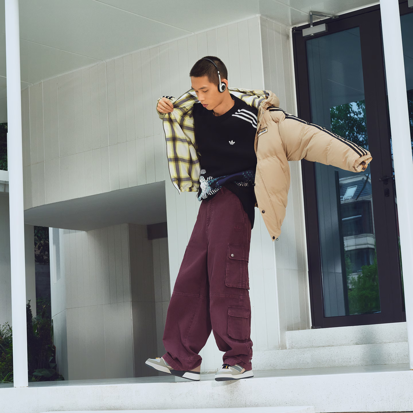 阿迪达斯/adidas男款复古街头风保暖双面穿鸭绒连帽羽绒服 KF9278