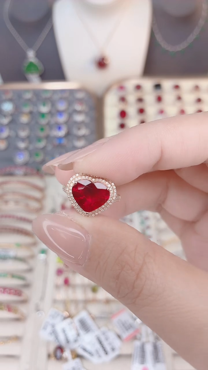 18K金镶嵌戒指红色碧玺-4.1ct