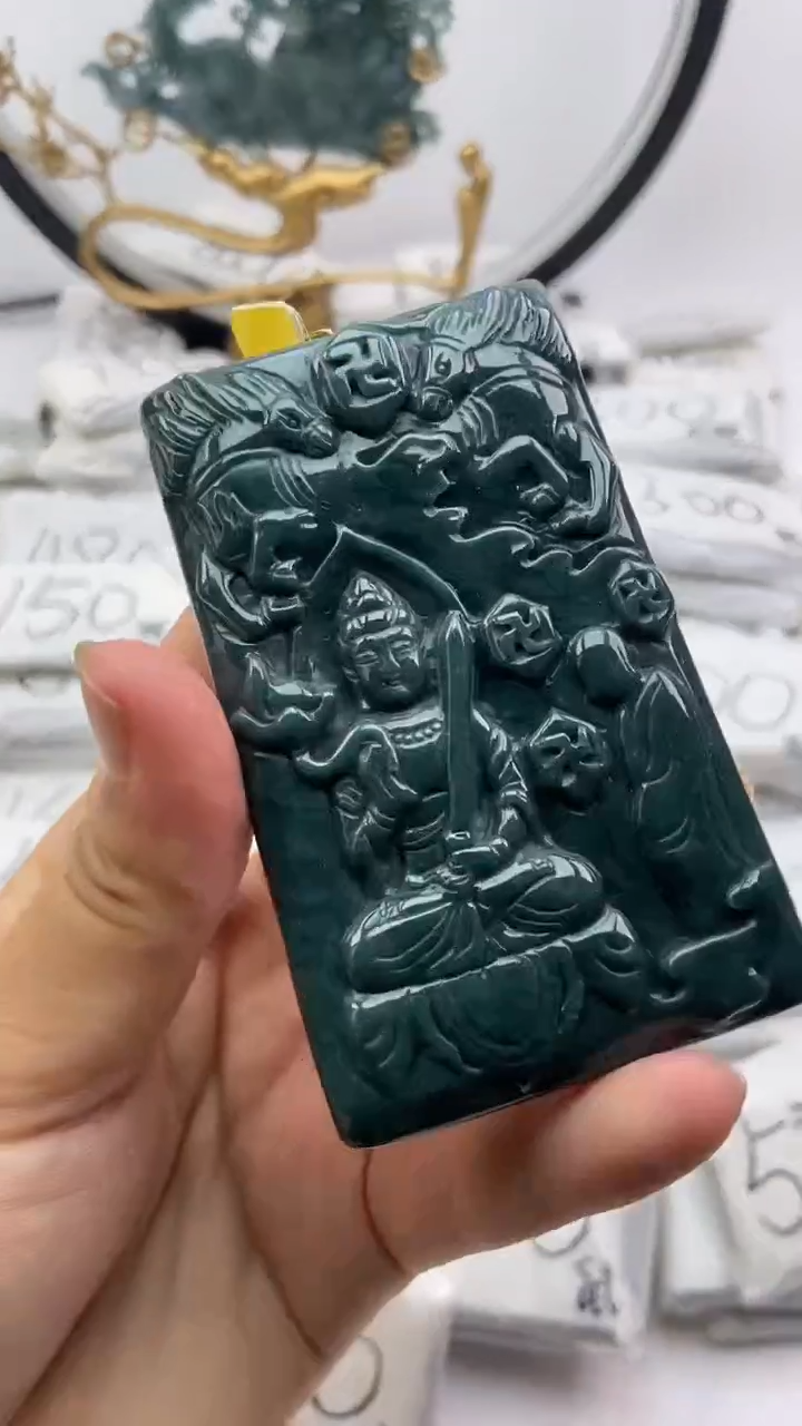 翡翠未镶嵌颈饰虚空藏