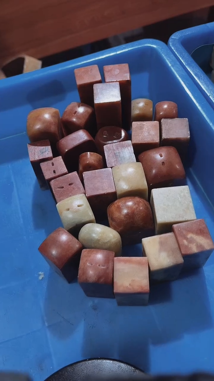老挝石墨**缘瑕疵不规则章