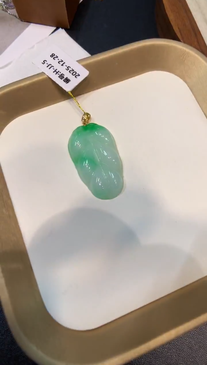 颈饰18K金镶嵌翡翠叶子