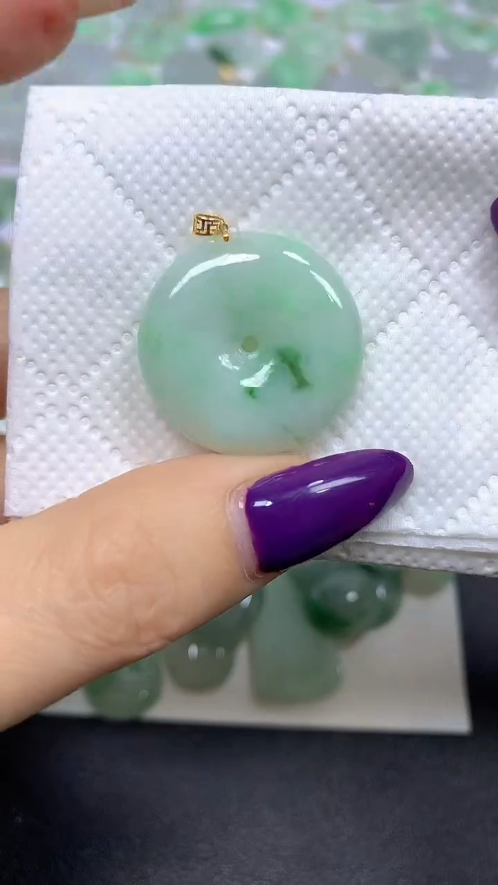 颈饰18K金镶嵌翡翠 