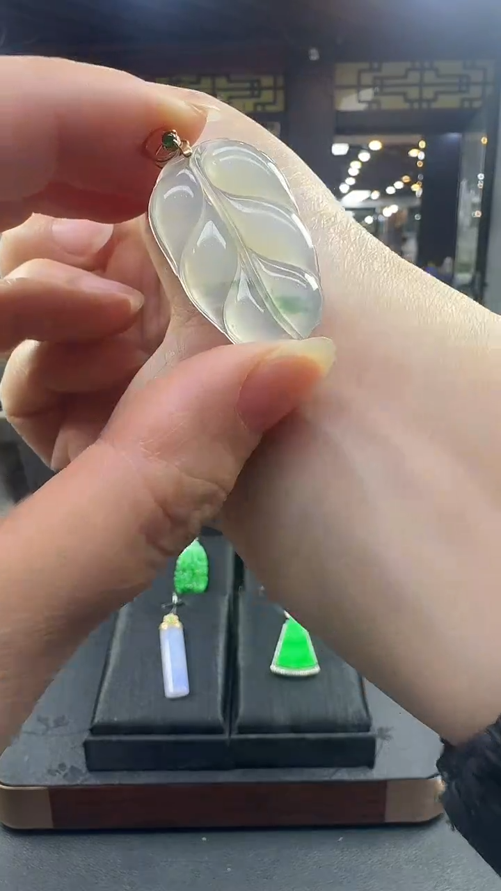 颈饰18K金镶嵌翡翠树叶挂件有包容