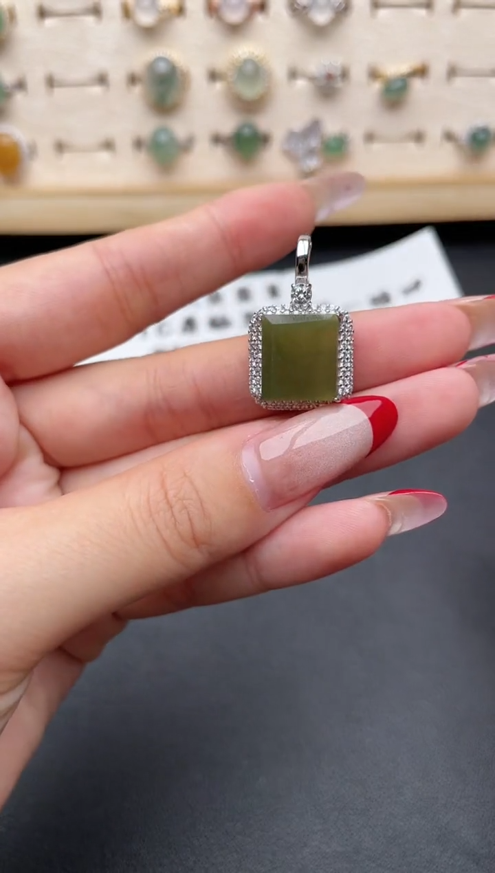 【闪购商品】翡翠吊坠(赠链)银S925镶嵌一物一证一礼盒