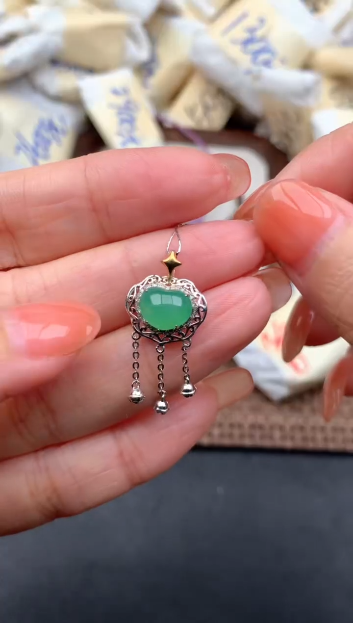 18K金镶嵌挂件翡翠1