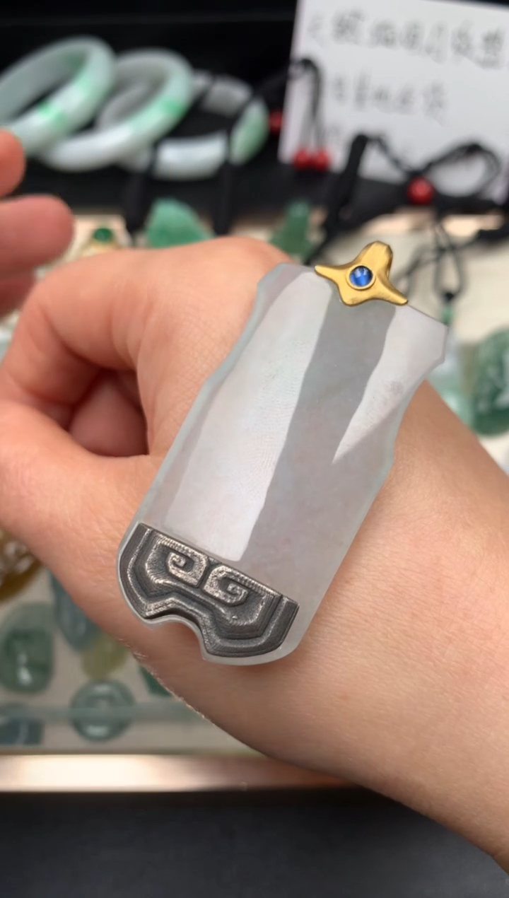 吊坠(不含链)18K金镶嵌翡翠盾牌