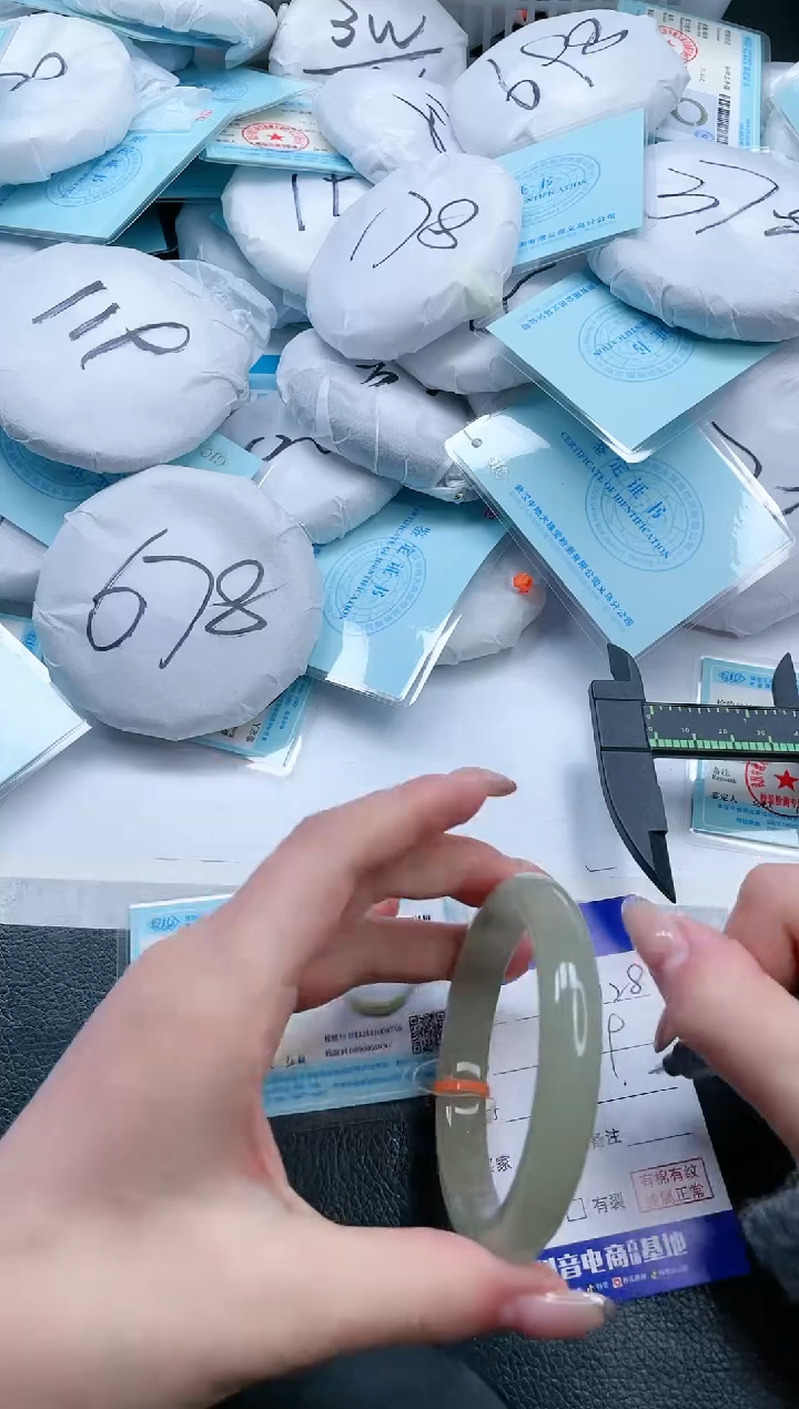 【闪购商品】石英质玉手镯未镶嵌17V128-58