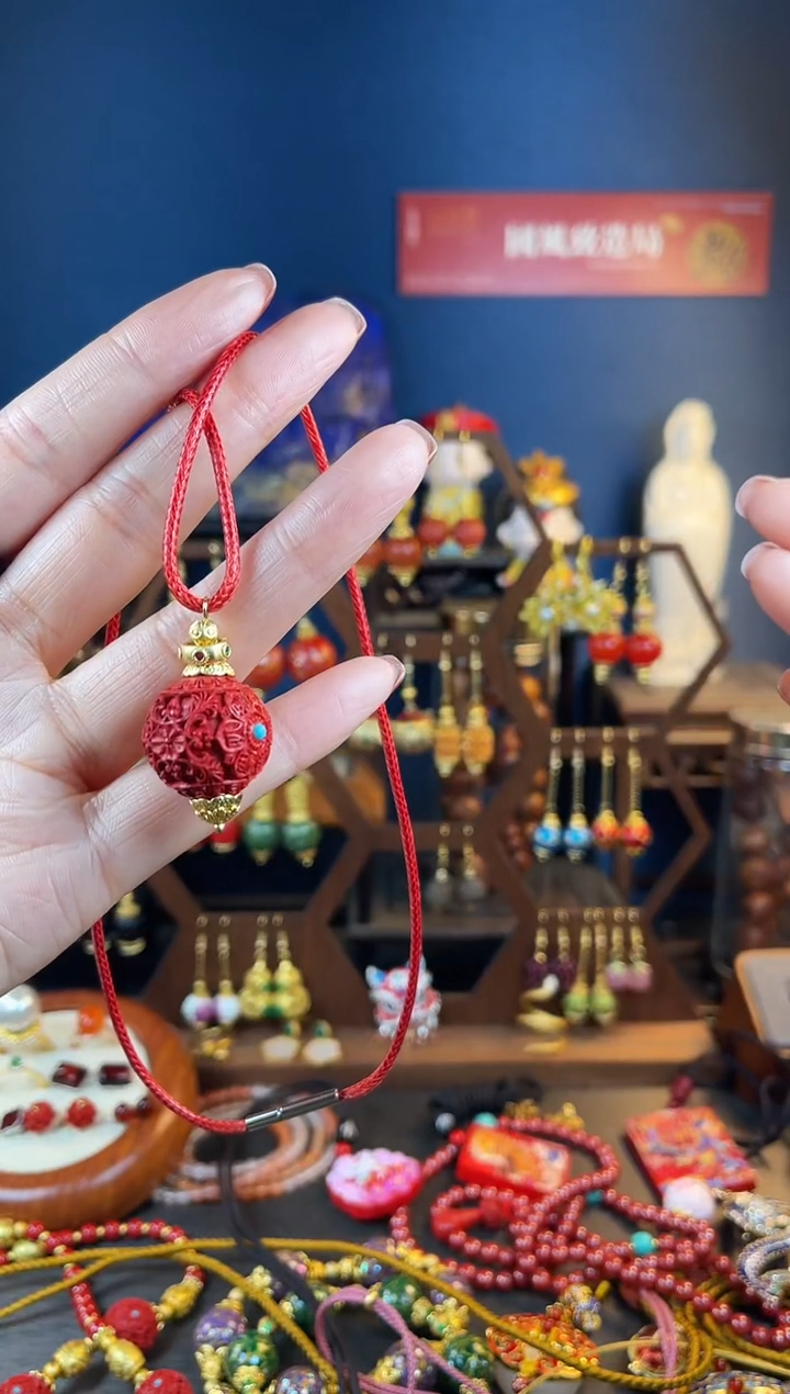 【闪购商品】红红满雕工设计师款吊坠