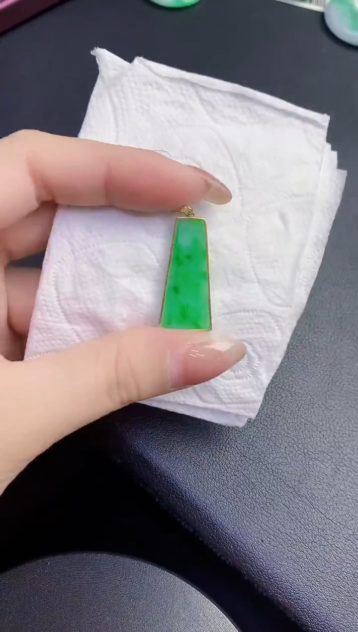 颈饰18K金镶嵌翡翠缅甸天然翡翠A货