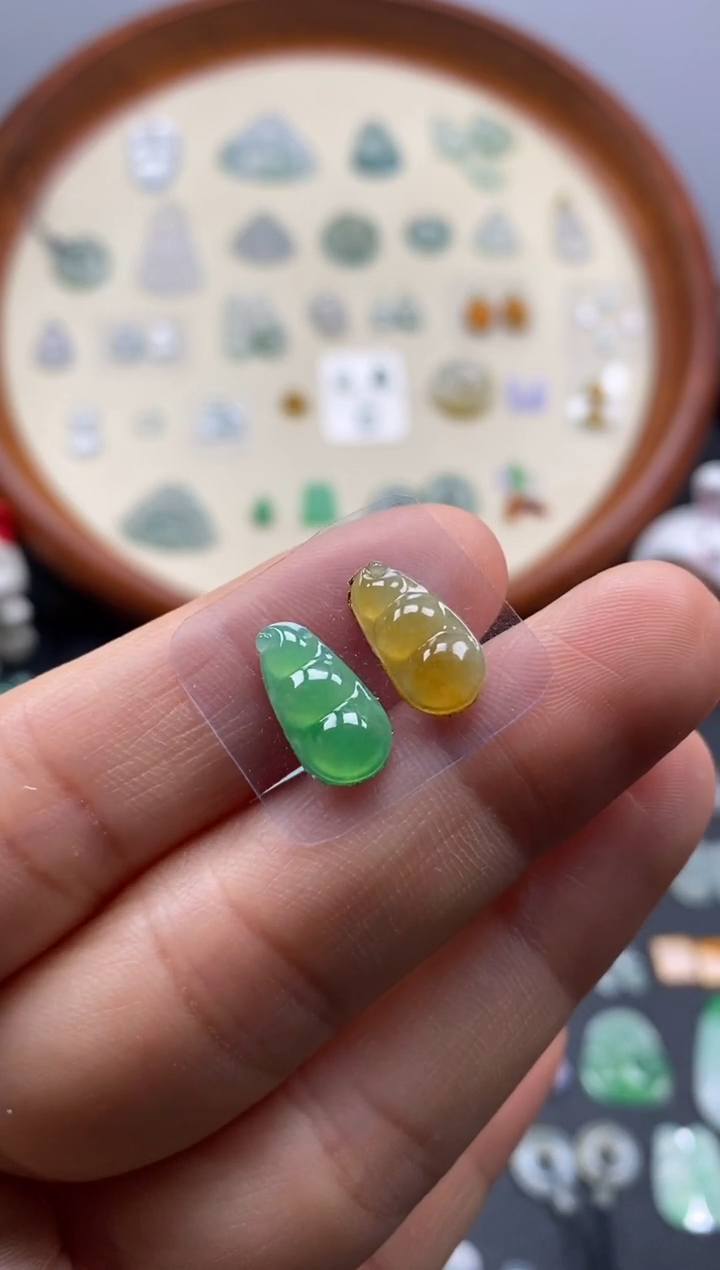 颈饰未镶嵌翡翠冰果緑和黄翡豆子1对/芬