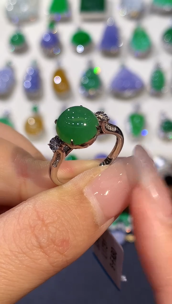 18K金镶嵌戒指翡翠多样性发其一