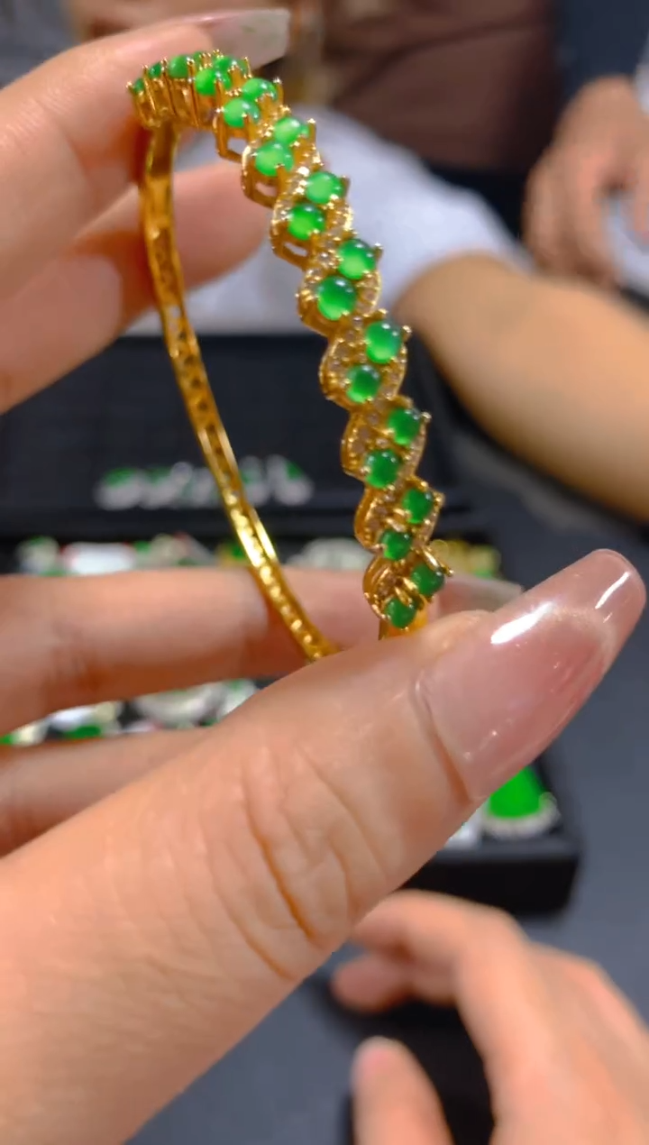 翡翠手镯未镶嵌0784078255多样性发一