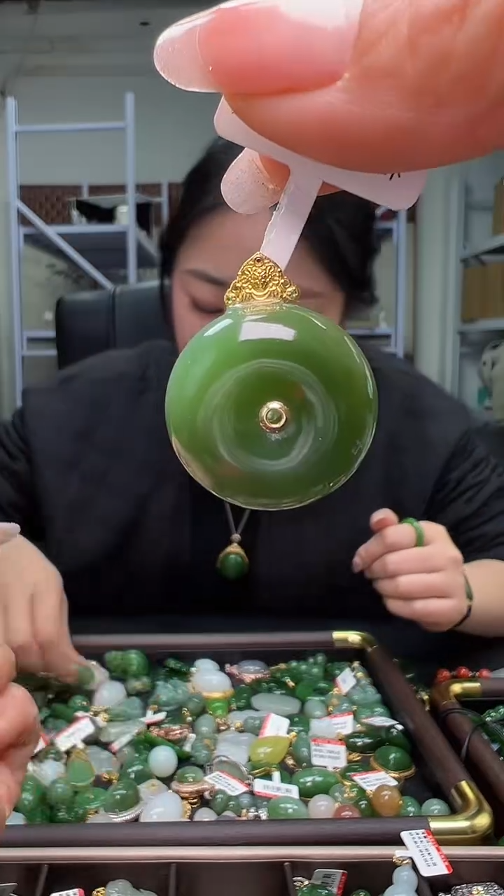 颈饰18K金镶嵌和田玉（多样性发货.发其一)12.06.59