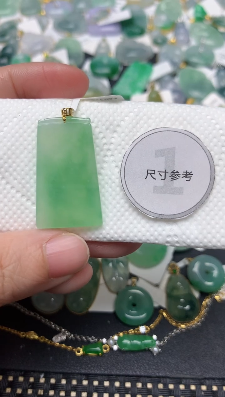 颈饰18K金镶嵌翡翠天然缅甸A货翡翠