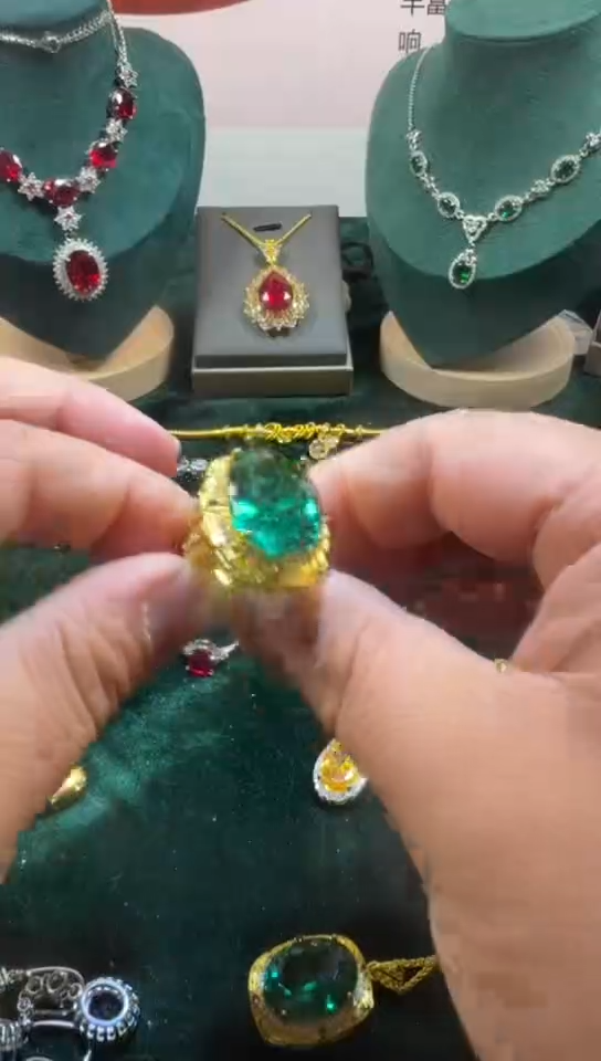 18K金镶嵌戒指祖母绿0