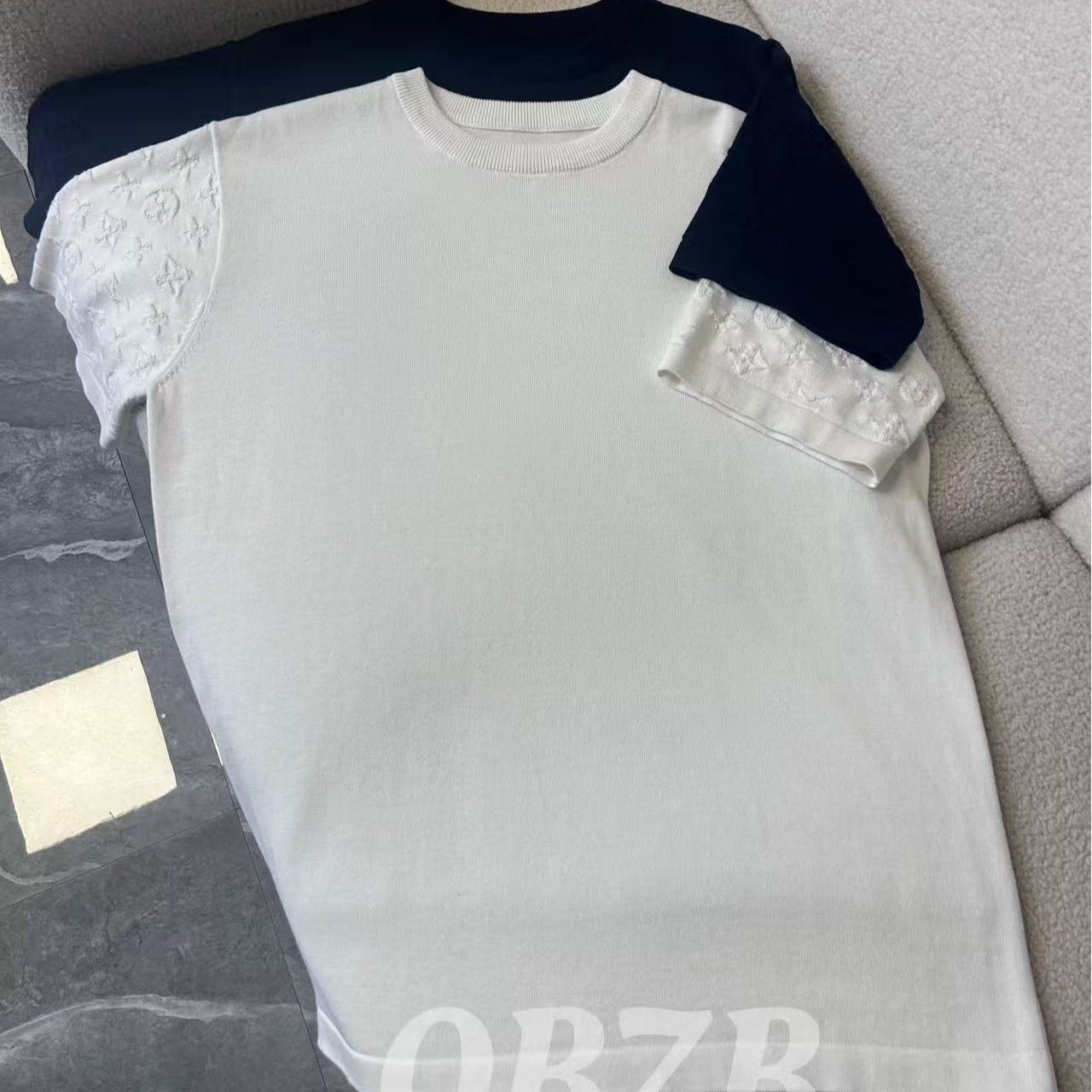 OBZB【L男女同款短袖】 蓝白两色提花凸纹短袖圆领常规T恤1055