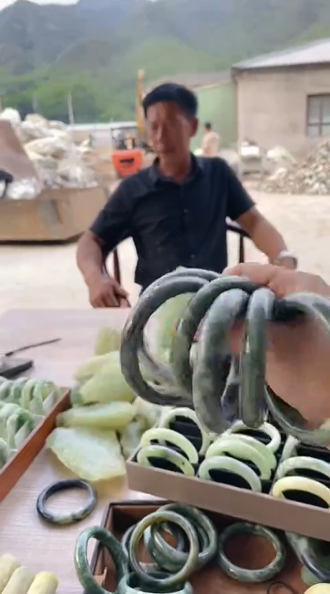 蛇纹石玉未镶嵌手镯多样性发其一