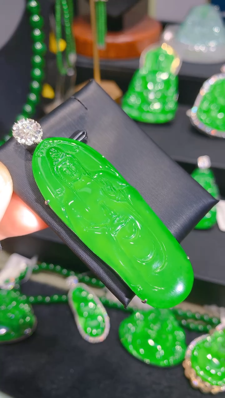 【闪购商品】翡翠颈饰18K金镶嵌47一季