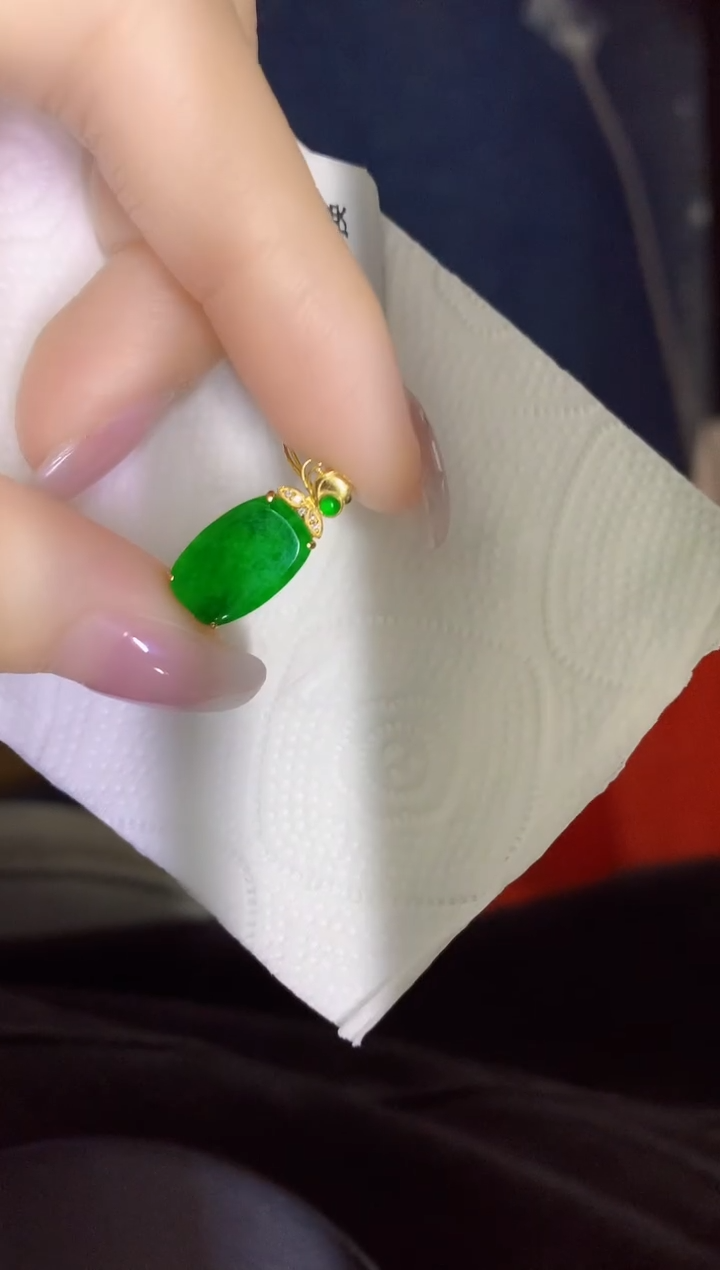 颈饰18K金镶嵌翡翠缅甸天然翡翠A货