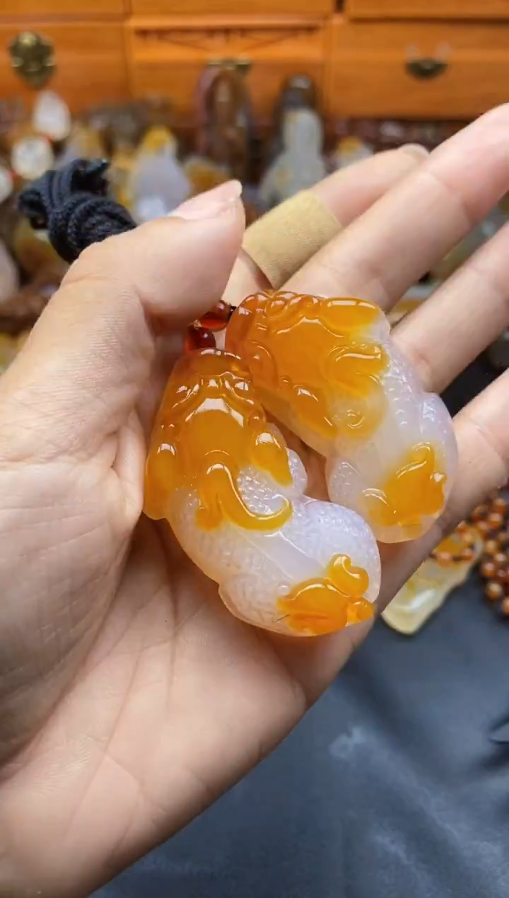 未镶嵌1玛瑙/玉髓红**典ll