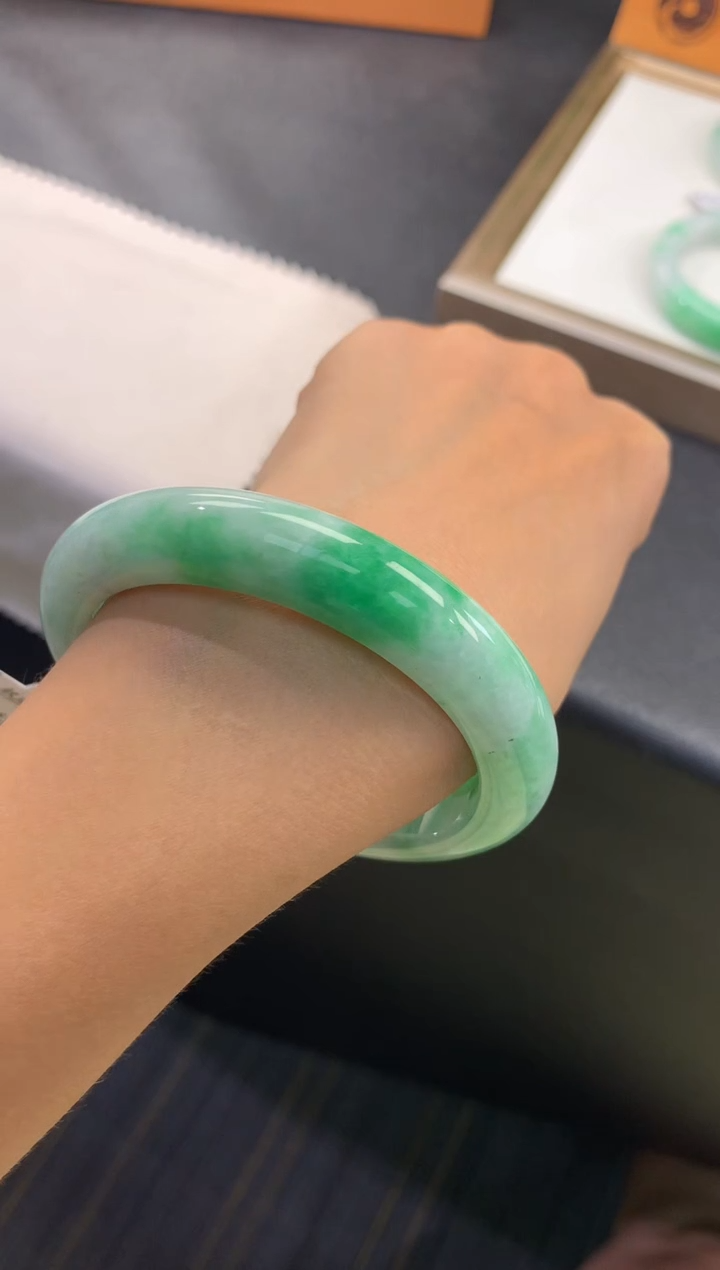 翡翠手镯未镶嵌布***。
