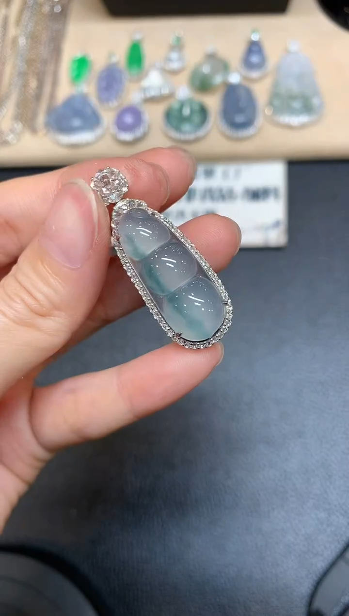 【闪购商品】翡翠颈饰18K金镶嵌 福豆【无服务费