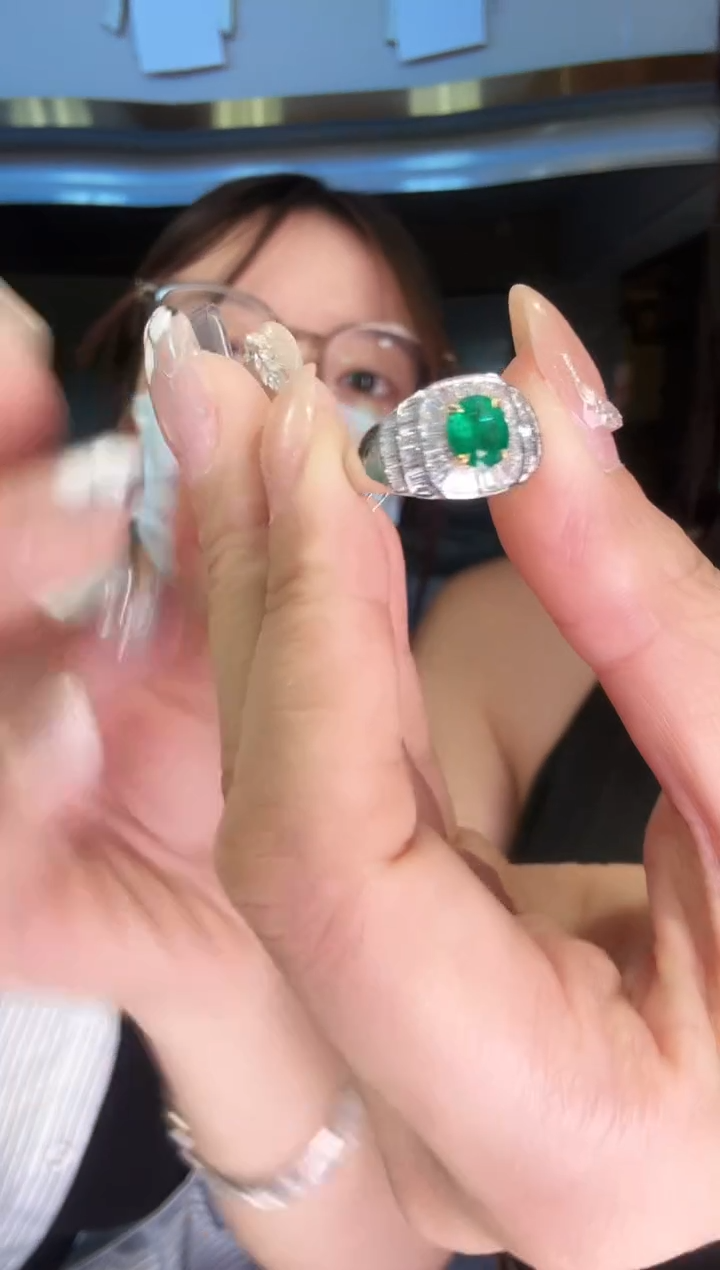 18K金镶嵌戒指祖母绿0.80ct